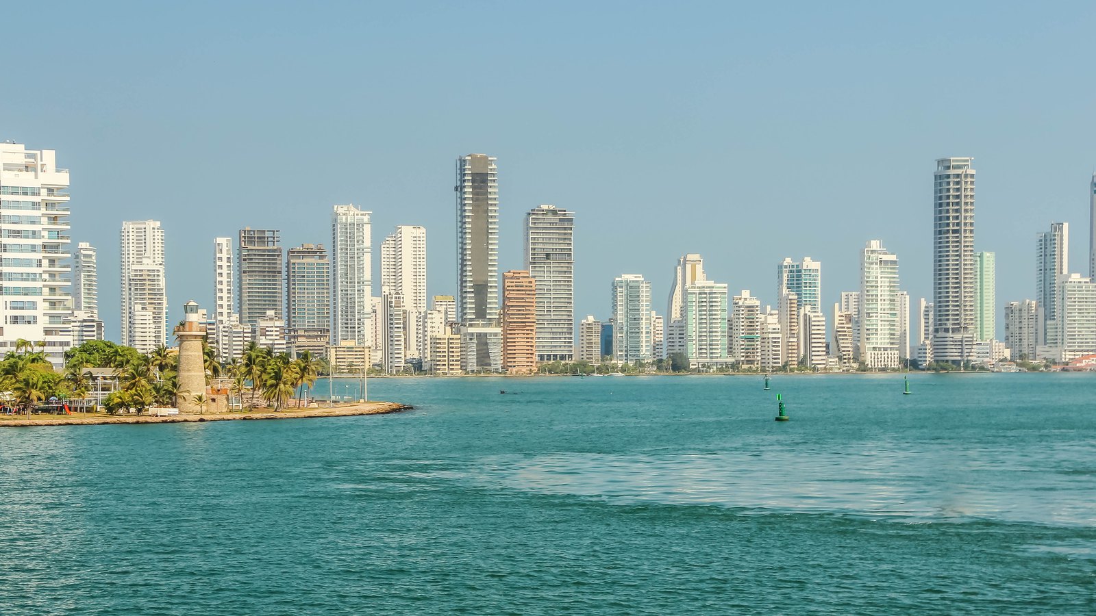 Skyline de Bocagrande y faro de Castillogrande en Cartagena