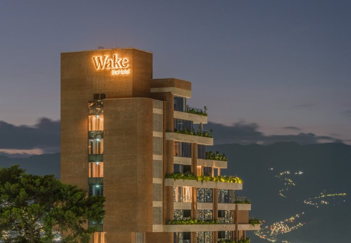 Wake BioHotel iluminado al atardecer en El Tesoro, Medellín
