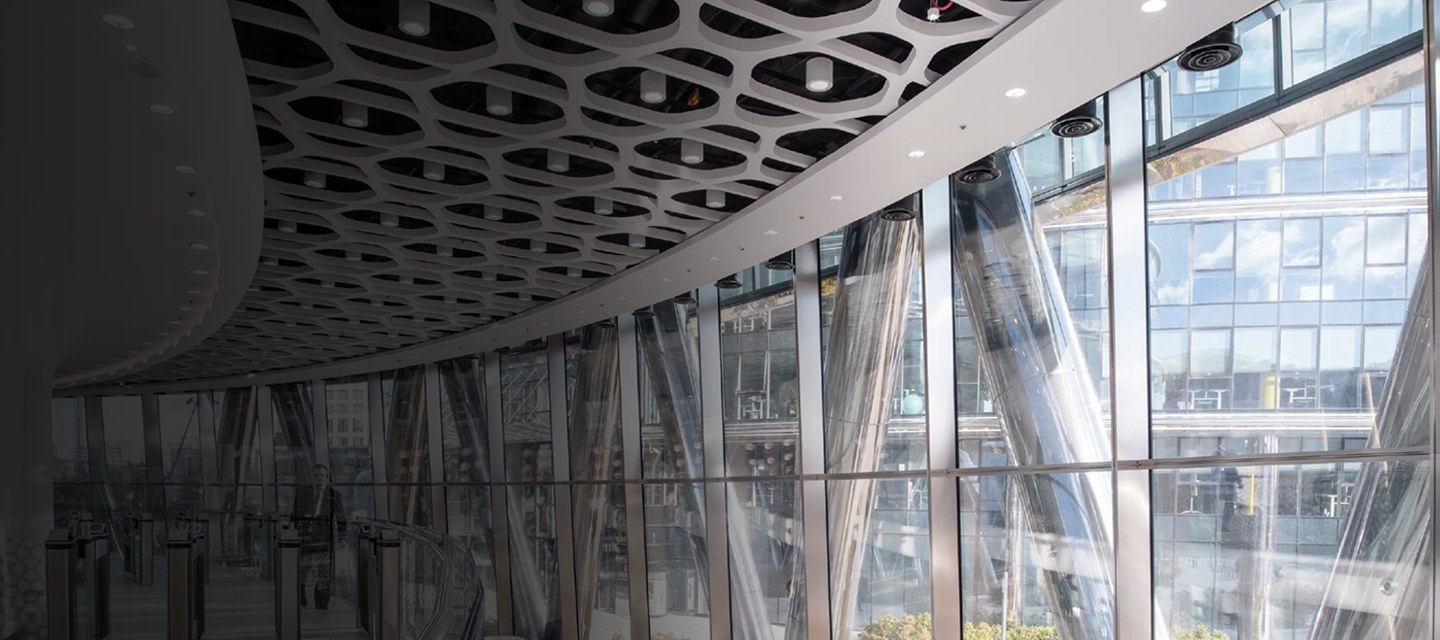 Oficina corporativa con cassettes Samsung integrados al techo