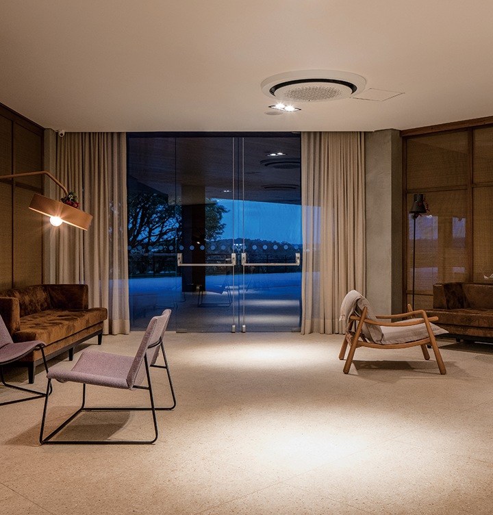 Lobby de hotel con Cassette 360 Samsung instalado en el techo